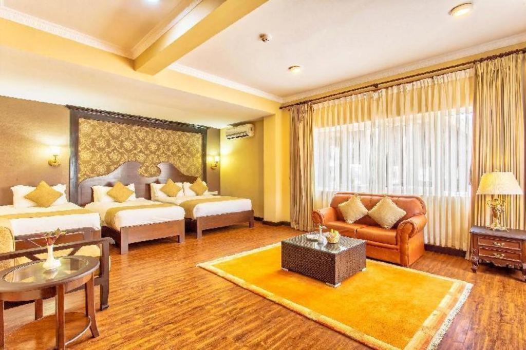 Da Yatra Courtyard Hotel & Resort Pokhara Bagian luar foto