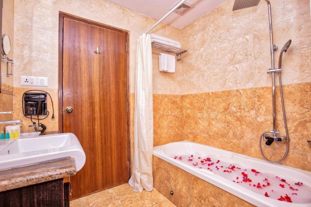 Da Yatra Courtyard Hotel & Resort Pokhara Bagian luar foto