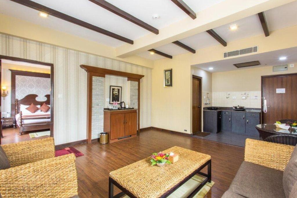 Da Yatra Courtyard Hotel & Resort Pokhara Bagian luar foto